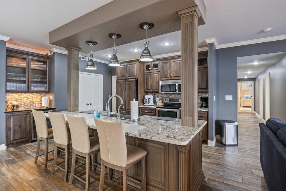 Lakefront 4BR Luxury- Sleeps 13 - Pool - Hot Tub - Dock House in Lake of the Ozarks