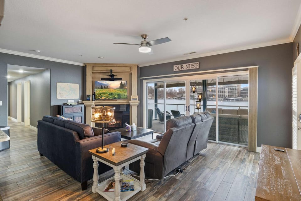 Lakefront 4BR Luxury- Sleeps 13 - Pool - Hot Tub - Dock House in Lake of the Ozarks