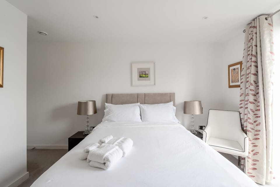 Modern, fully furnished apartment with ensuite, private balcony and elevator in Notting Hill Apartment in City of Westminster