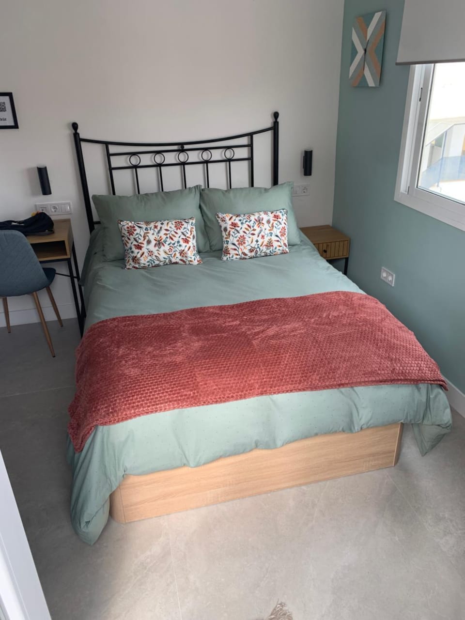 Photo of the whole room, Bedroom