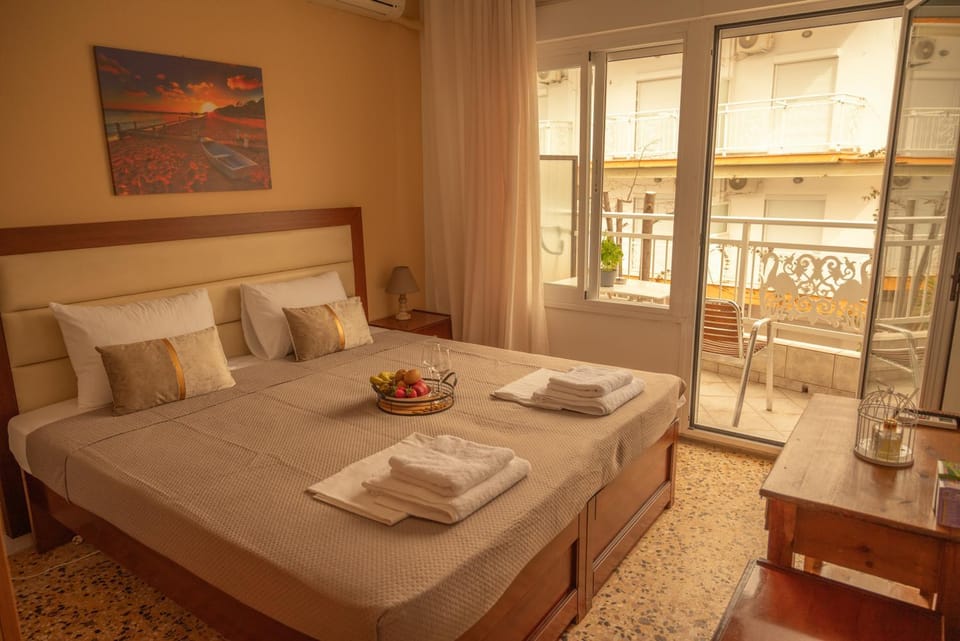 Bed, View (from property/room), Balcony/Terrace, Living room, Photo of the whole room, Seating area, Bedroom, towels