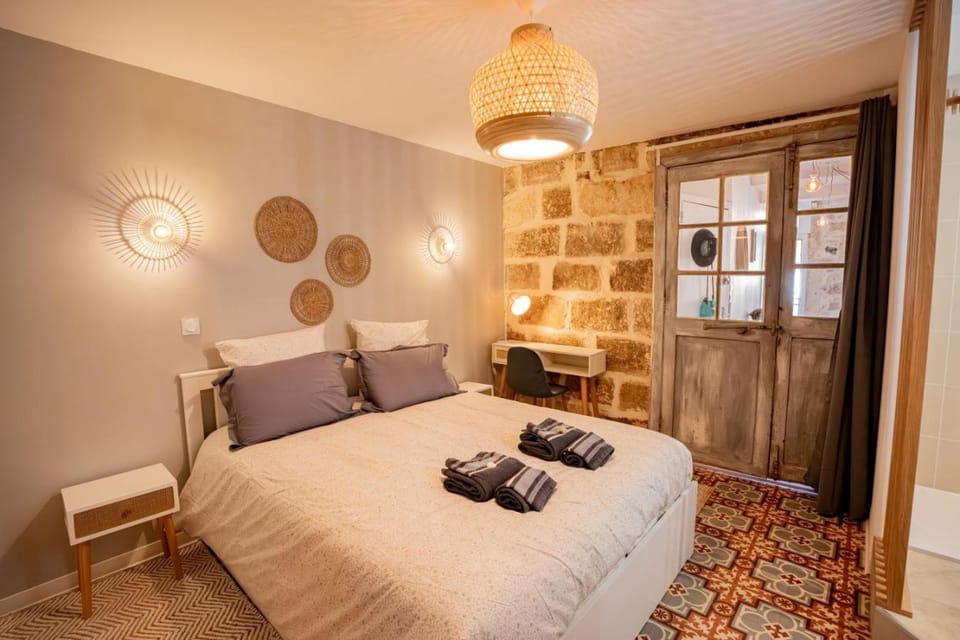 Bed, Photo of the whole room, Bedroom, towels