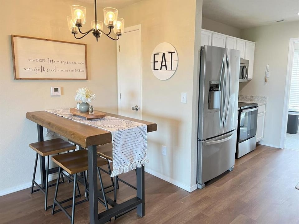 Kitchen or kitchenette, Dining area