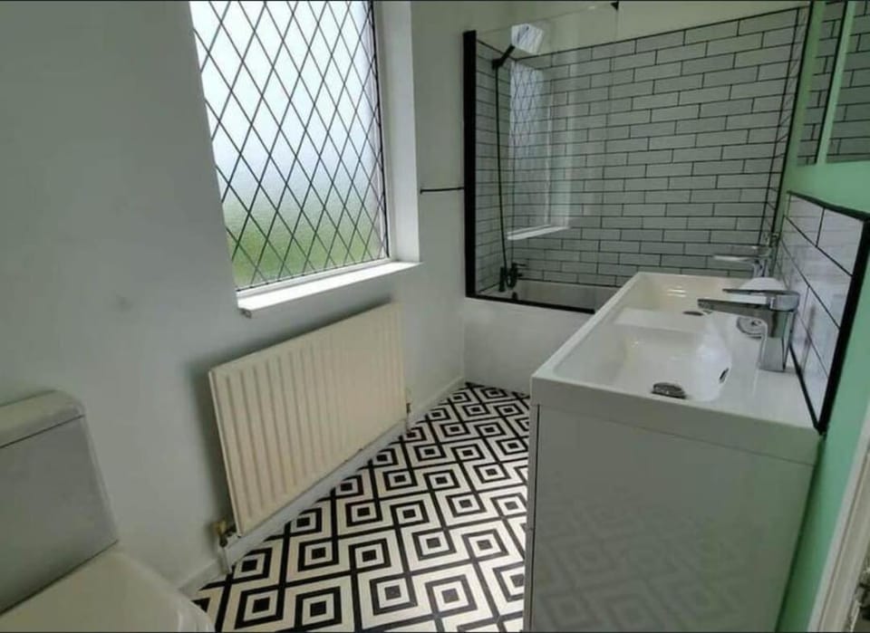 Near city centre sleeps 11, 4-spacious Bed rooms,2-Lounges 2-toilets 1-kitchen ideal Familys&Groups House in Manchester
