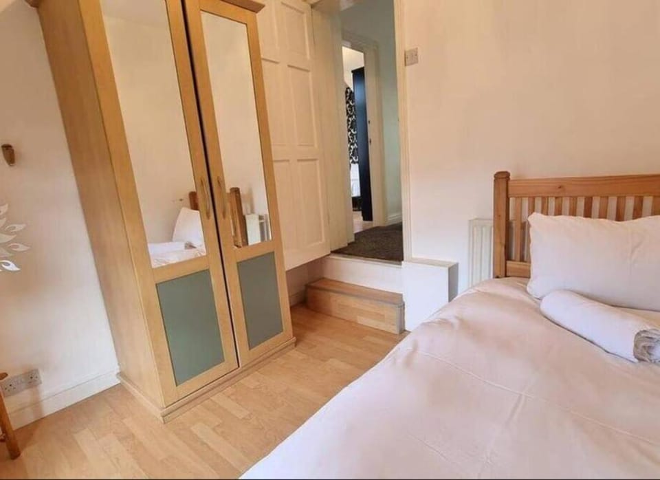 Near city centre sleeps 11, 4-spacious Bed rooms,2-Lounges 2-toilets 1-kitchen ideal Familys&Groups House in Manchester