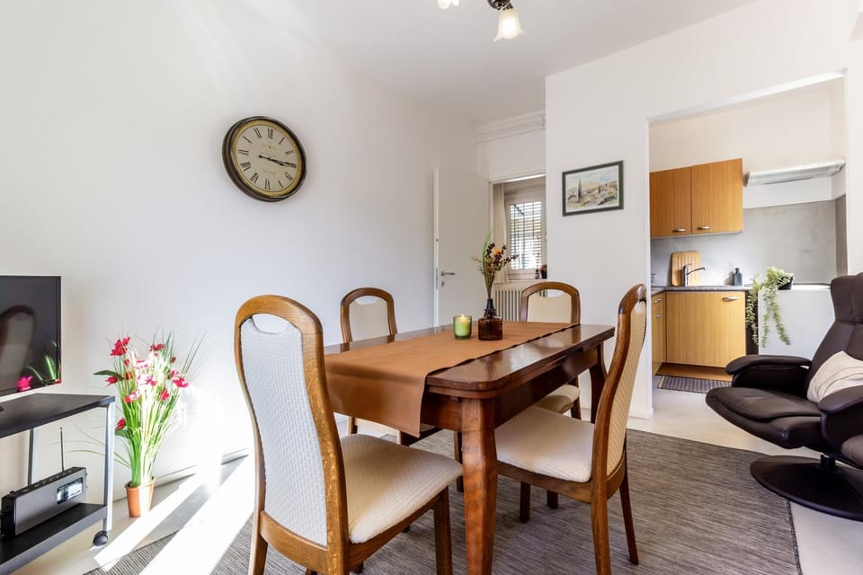 TV and multimedia, Kitchen or kitchenette, Living room, Seating area, Dining area