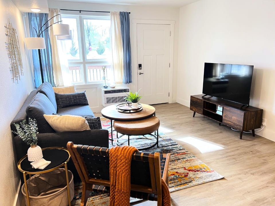 Communal lounge/ TV room, TV and multimedia, Living room, Seating area, Evening entertainment