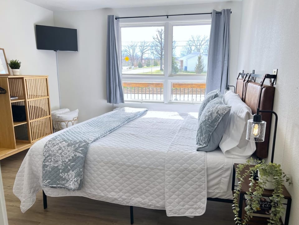 Bed, TV and multimedia, Photo of the whole room, Bedroom