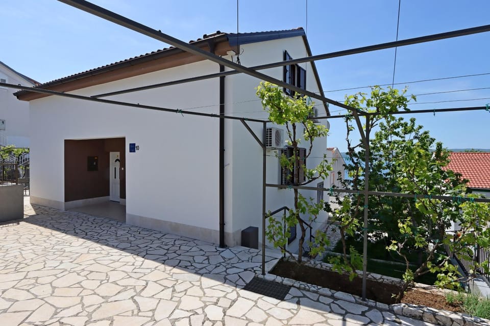 Location, children, Family