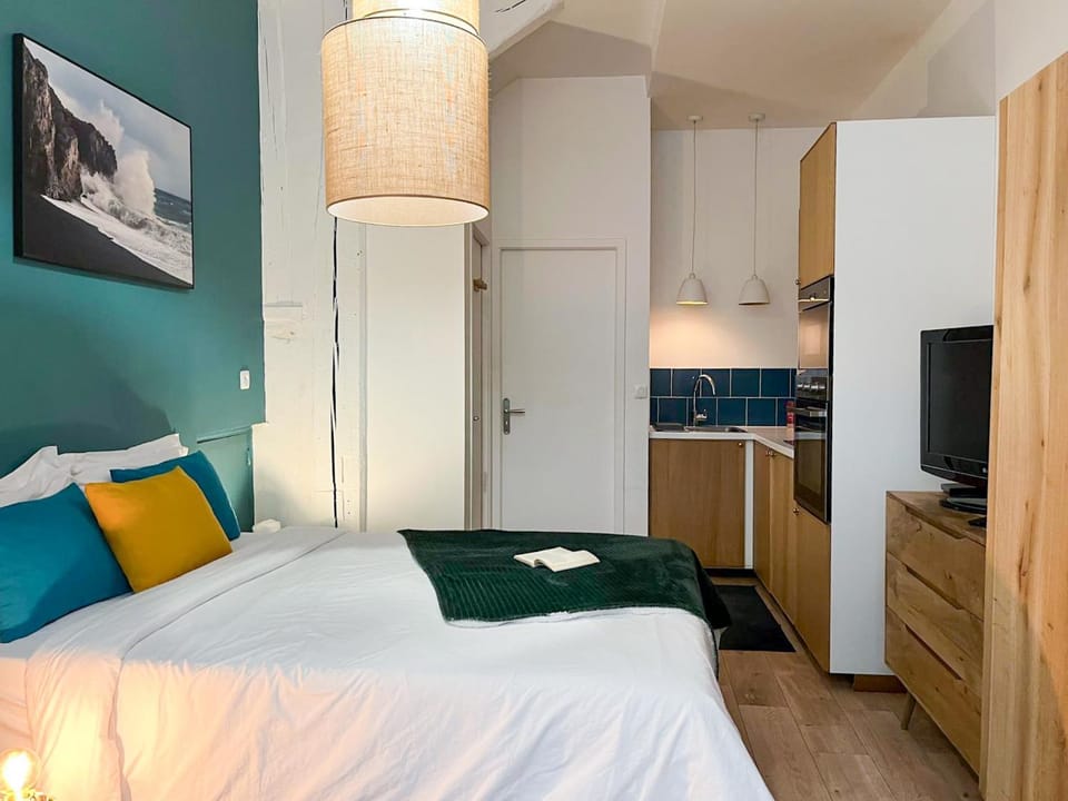 Bed, Night, Coffee/tea facilities, microwave, oven, stove
