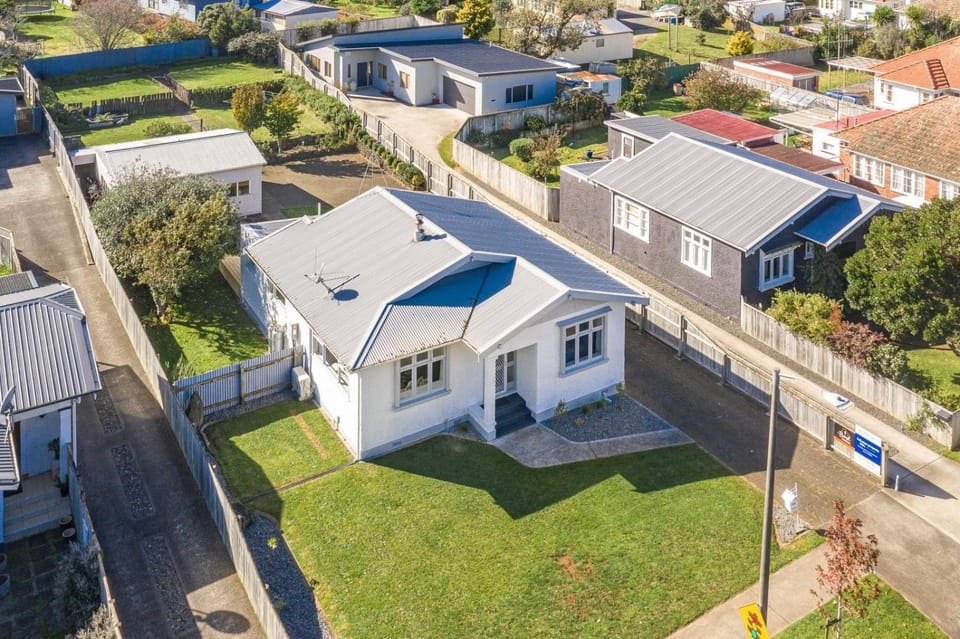 Luxury Living Central College Estate Springvale Villa in Whanganui