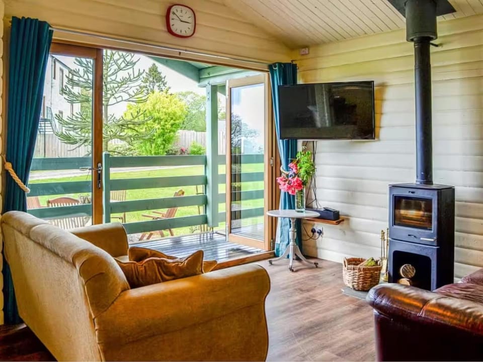 Communal lounge/ TV room, TV and multimedia, Living room, Seating area, Garden view
