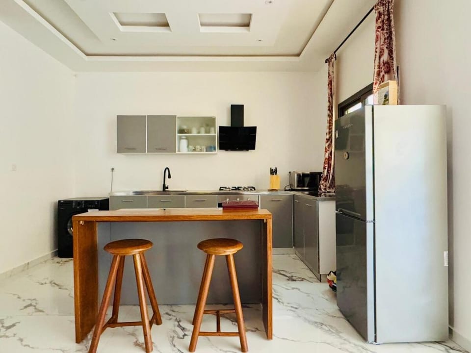 Kitchen or kitchenette, Seating area, microwave, oven