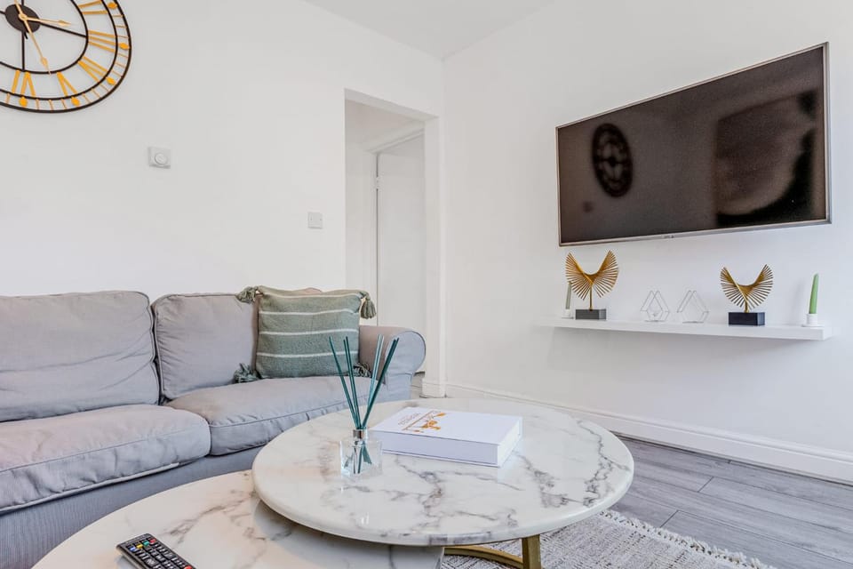 Communal lounge/ TV room, TV and multimedia, Living room, Seating area, Evening entertainment