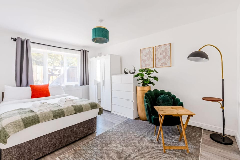 Bed, Photo of the whole room, Bedroom, wardrobe