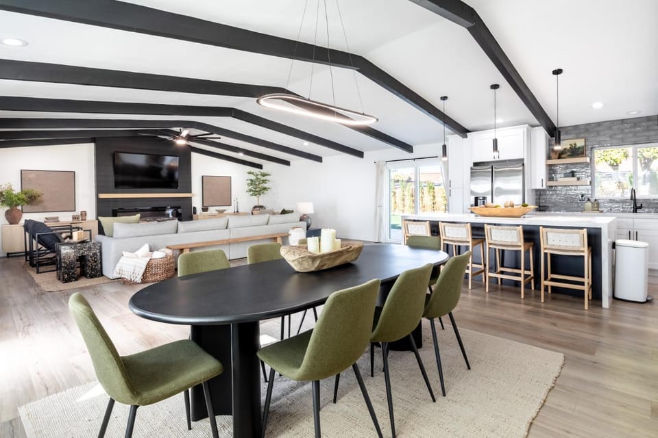 Kitchen or kitchenette, Seating area, Dining area