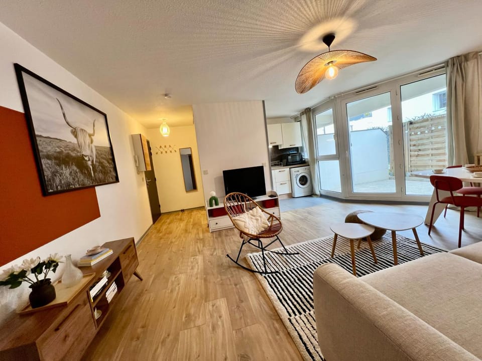 TV and multimedia, Living room, Decorative detail, Seating area