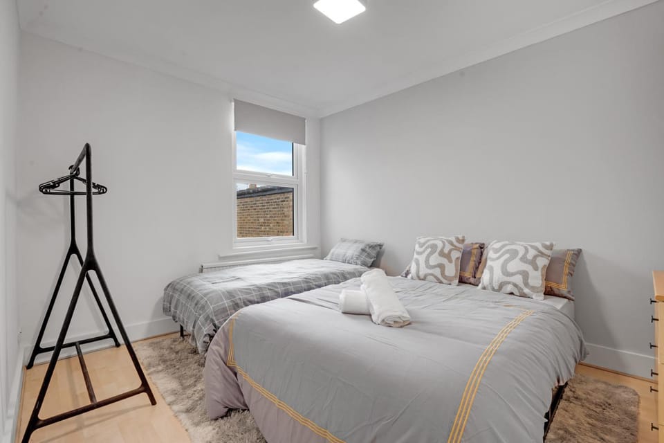 London 3 bedrooms House with Parking House in London