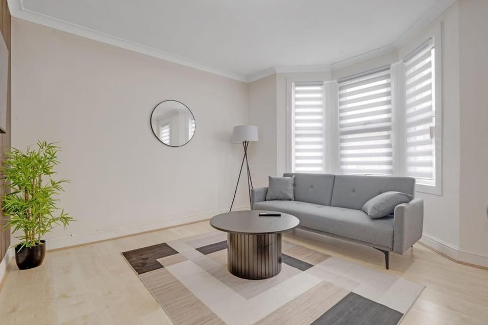 Luxury House London near Subway Station N15 Apartment in London