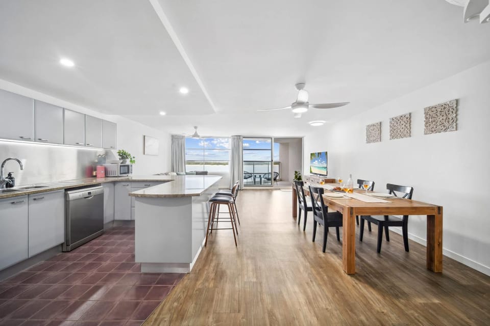 Kitchen or kitchenette, Dining area, dishwasher, oven, stove