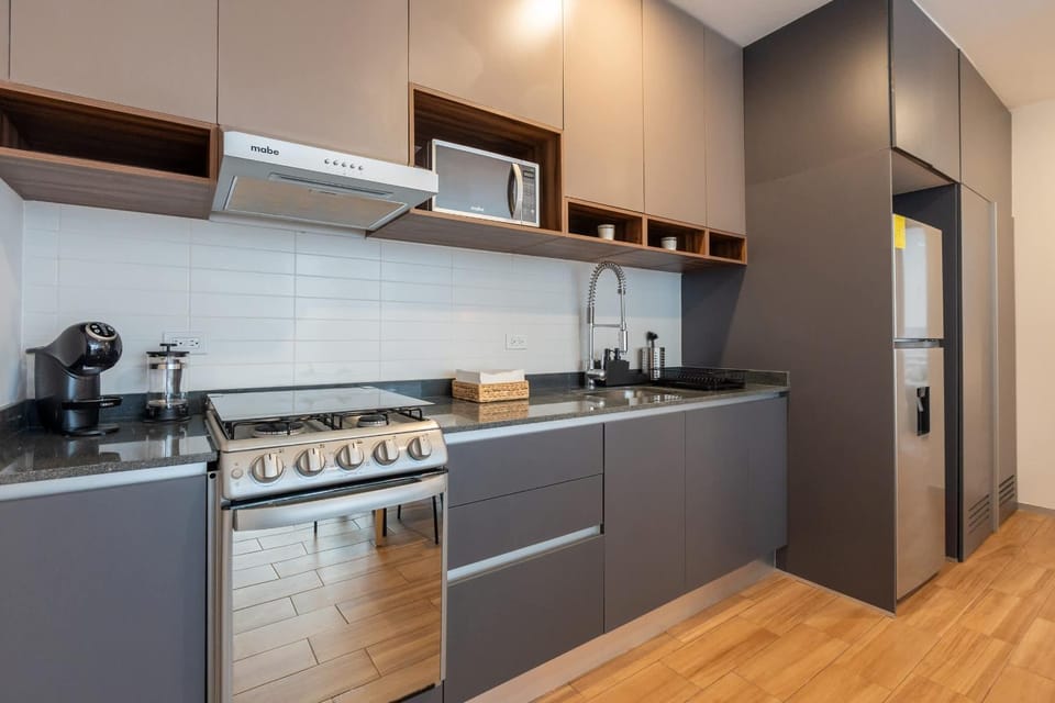 Coffee/tea facilities, Kitchen or kitchenette, oven, stove