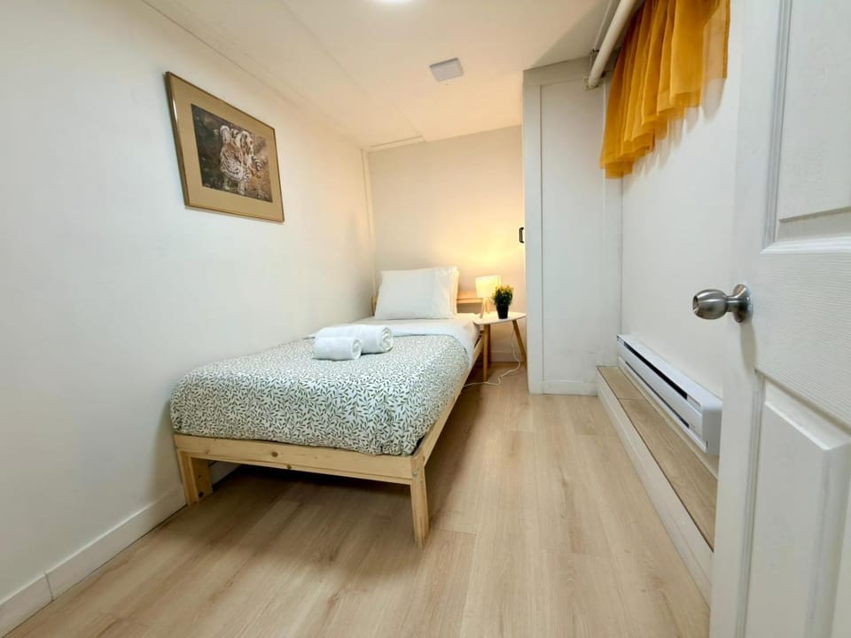 Bed, Photo of the whole room, towels