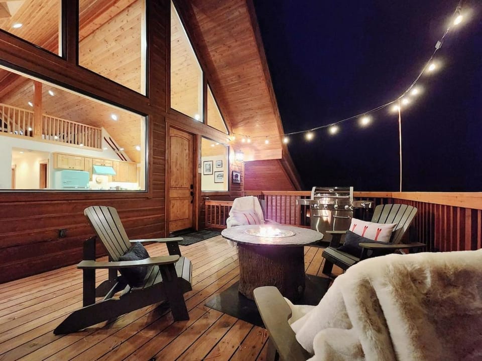 Das Bar Haus - Walk to Beach & Close to Ski Resort House in Tahoe Vista