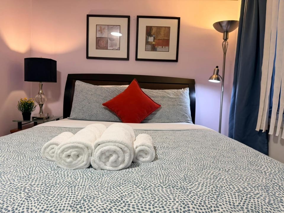 Bed, Photo of the whole room, Bedroom, towels