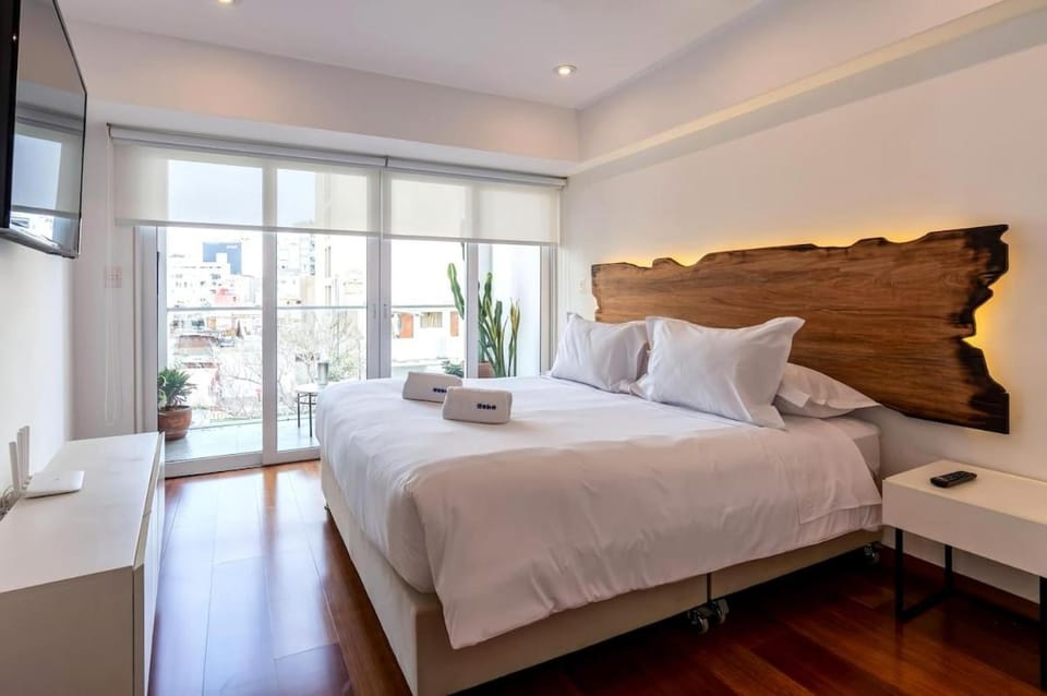 Bed, TV and multimedia, Bedroom