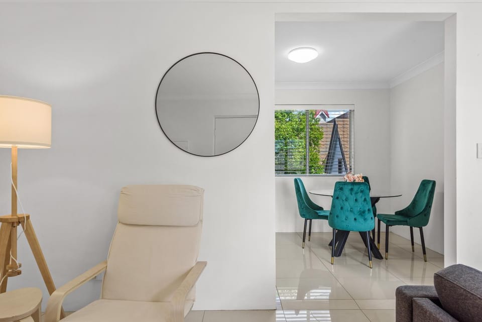 Spacious 2BR Near Gabba & Hospitals with Parking Apartment in Brisbane