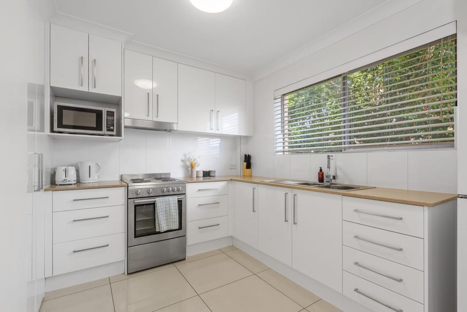 Spacious 2BR Near Gabba & Hospitals with Parking Apartment in Brisbane