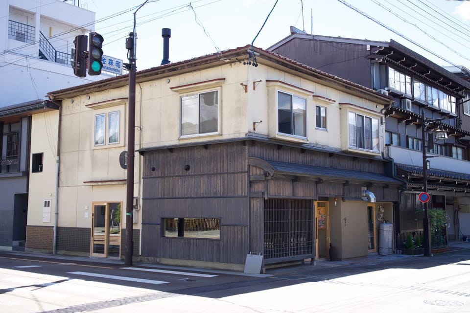 Property building, Neighbourhood