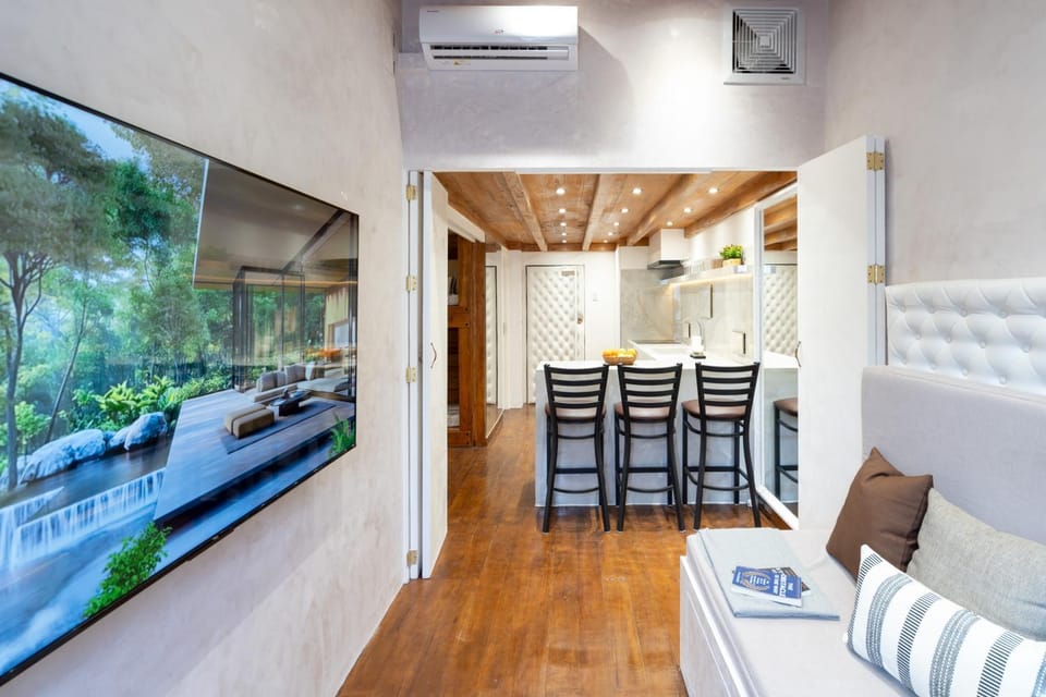Kitchen or kitchenette, Seating area, Dining area, air conditioner