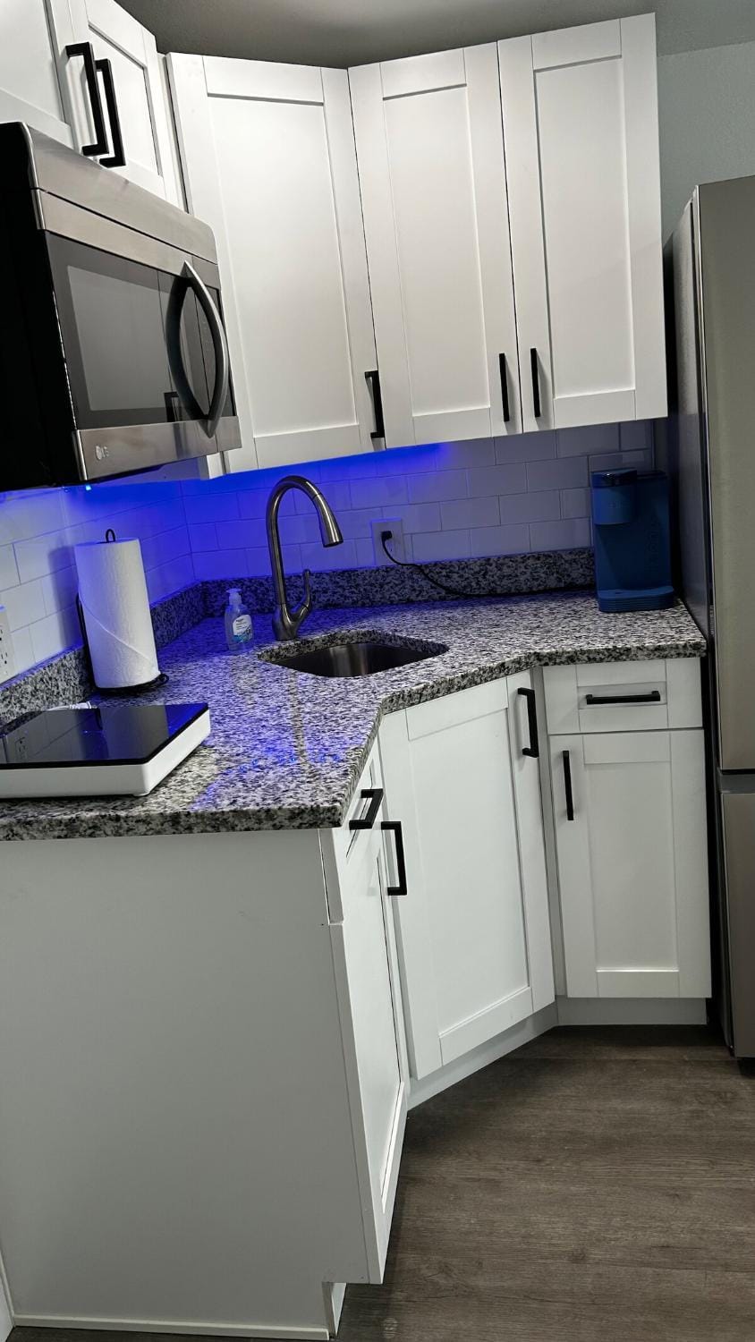 Coffee/tea facilities, Kitchen or kitchenette, microwave, stove