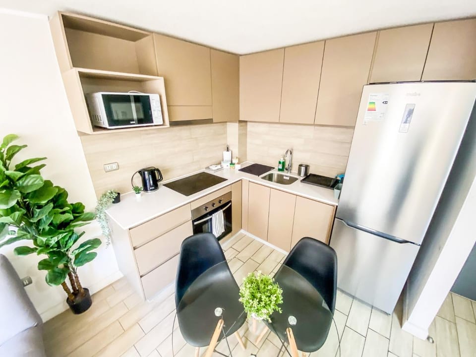 Kitchen or kitchenette, Dining area, oven, stove