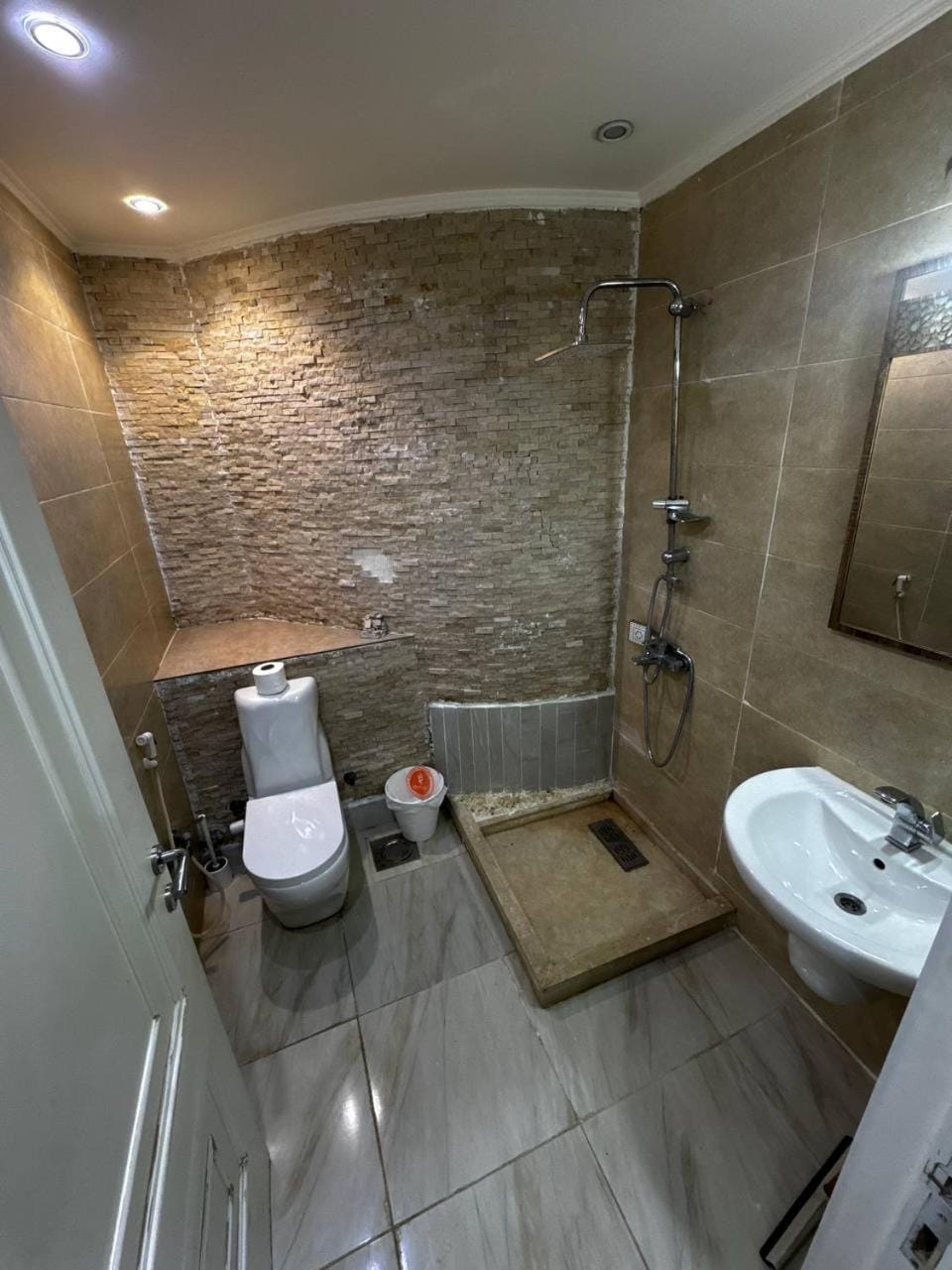 Shower, Toilet, towels