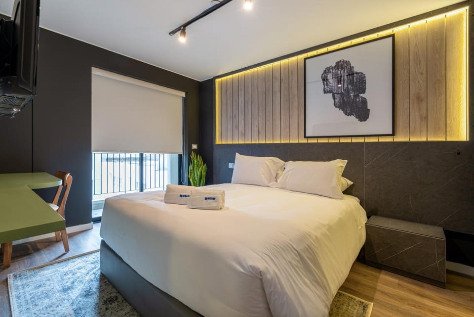 Bed, TV and multimedia, Bedroom