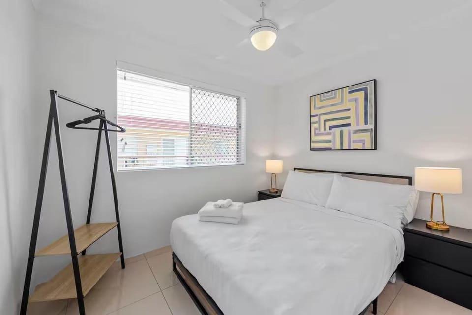 Lovely 3BRM Apt near Gabba with Free Parking & WiFi Apartment in Brisbane