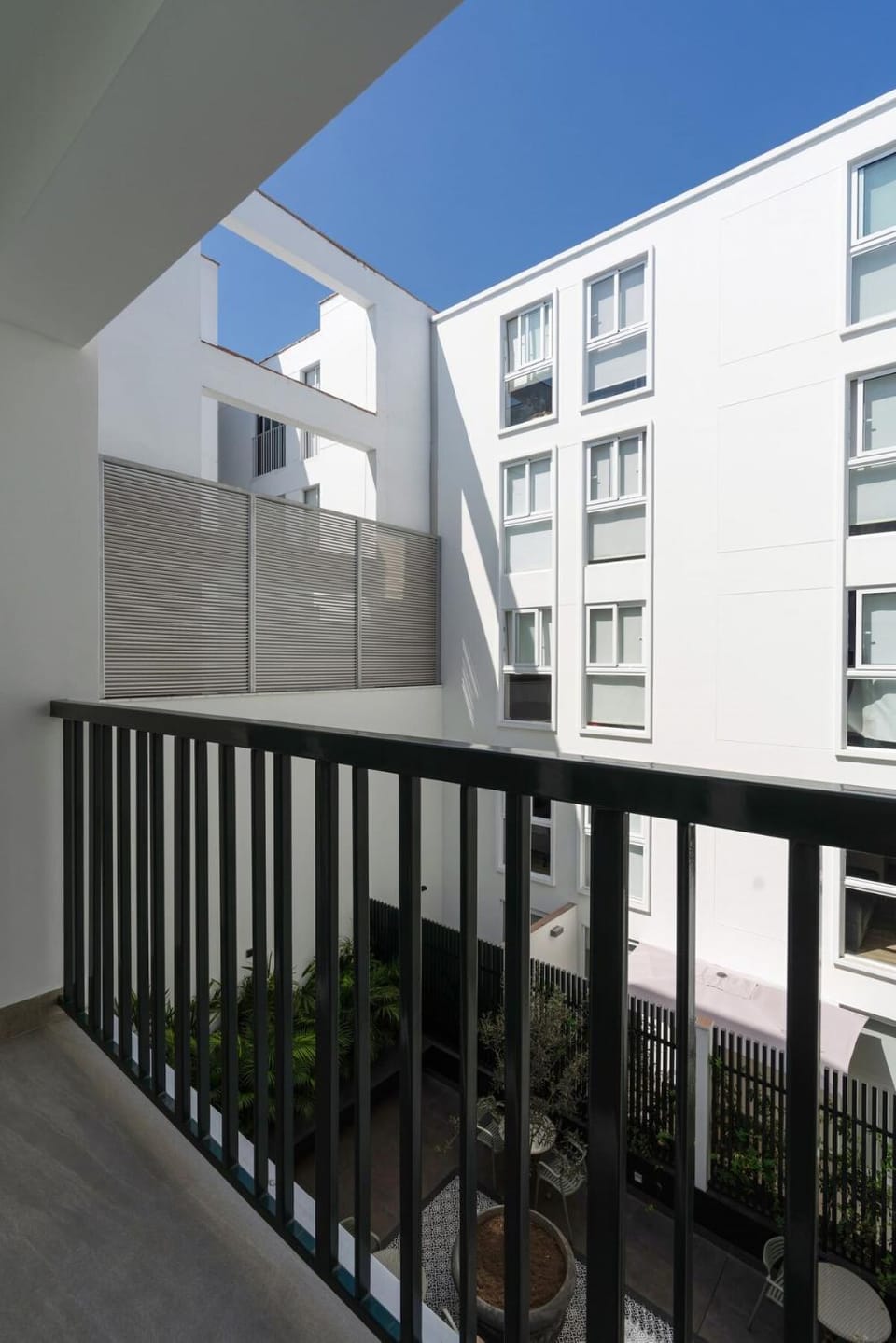 Property building, Day, Balcony/Terrace