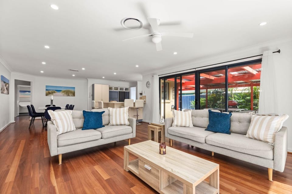 Topsy Turvey by Experience Jervis Bay House in Saint Georges Basin