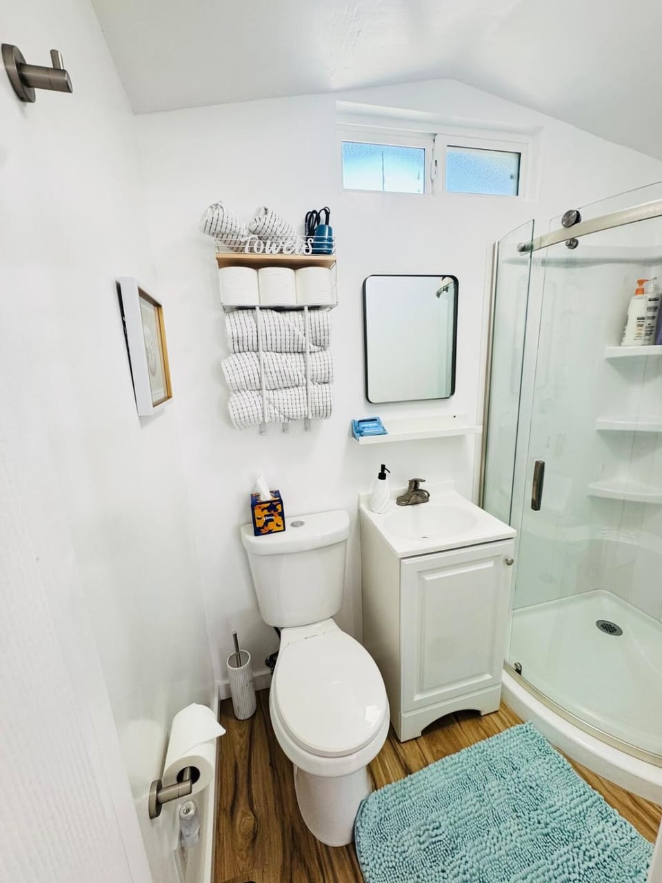 Shower, Toilet, Bathroom, towels