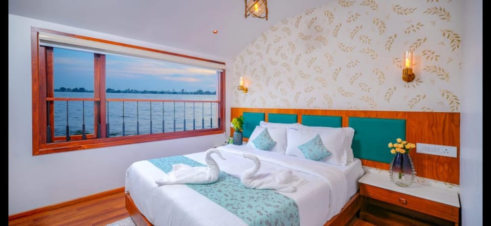 Photo of the whole room, Bedroom, Lake view, River view