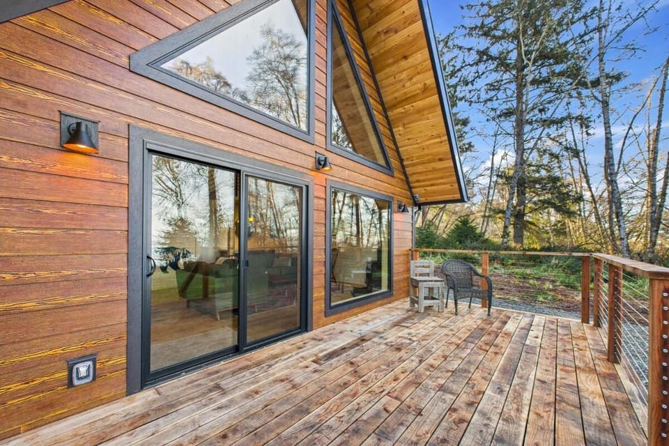 Beautiful Ocean View Cabin and Hot Tub! Cabin in California