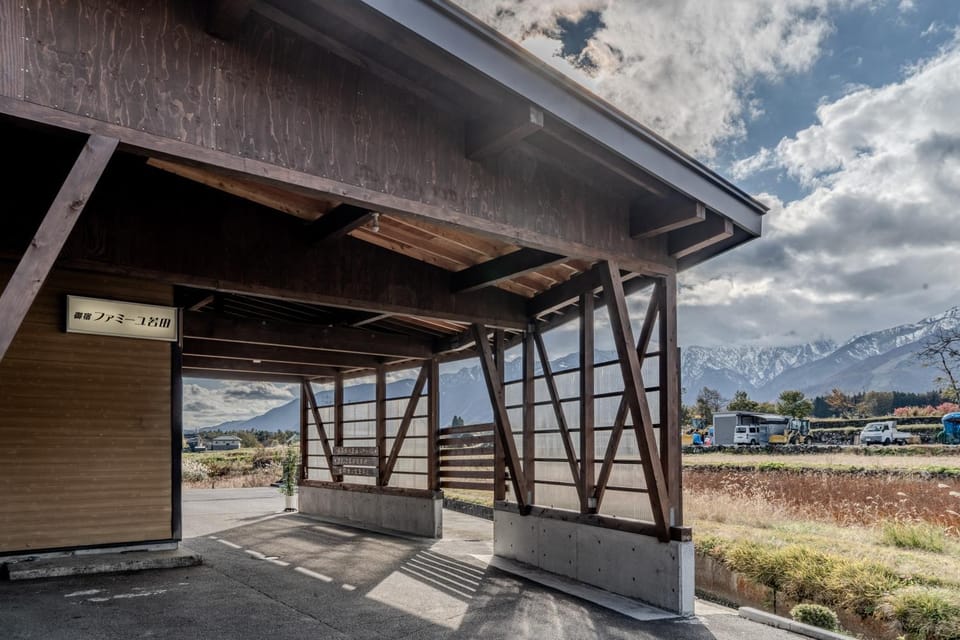 Property building, Facade/entrance, Natural landscape, Mountain view