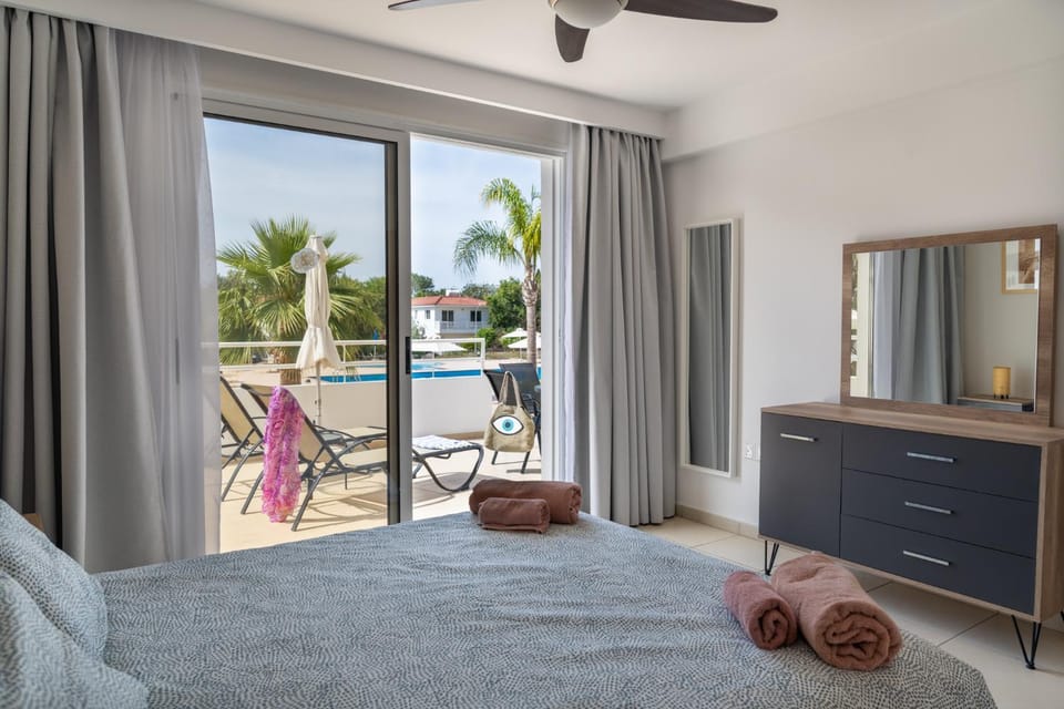 Bed, View (from property/room), Balcony/Terrace, Bedroom, sunbed