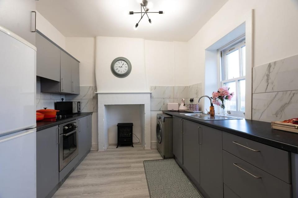 2 Bedroom House - parking -shops-M65- Jct 12- disconted contractor and long stays Apartment in Pendle District