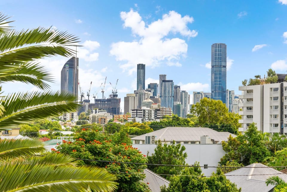 Huge 3BR Near Gabba & Hospitals with Parking & Views Apartment in Brisbane