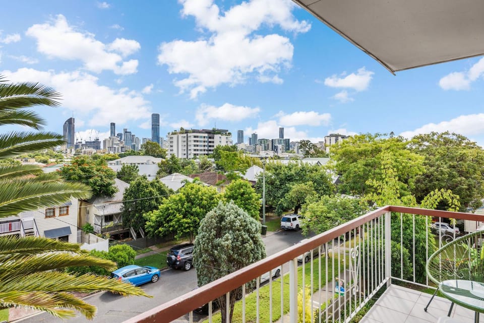 Huge 3BR Near Gabba & Hospitals with Parking & Views Apartment in Brisbane