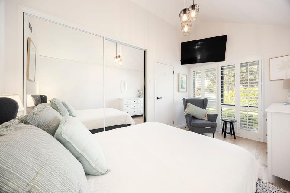Bed, TV and multimedia, Photo of the whole room, Seating area, Bedroom