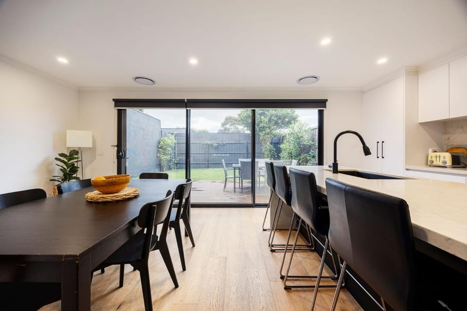 Kitchen or kitchenette, Seating area, Dining area